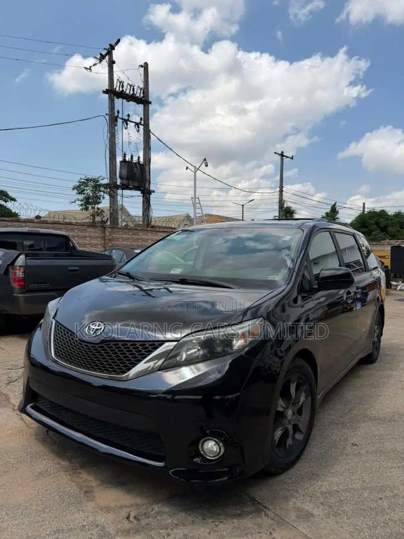 Toyota Sienna SE 8 Passenger 2012 Black