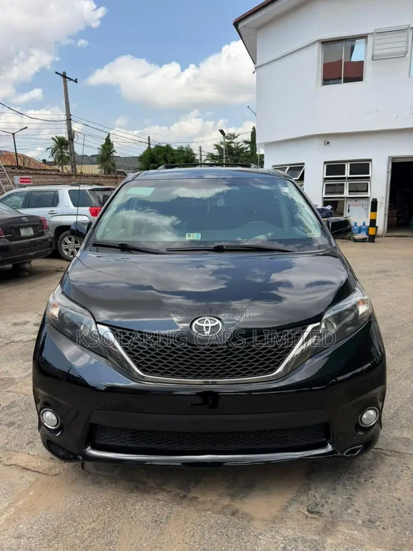 Toyota Sienna SE 8 Passenger 2012 Black