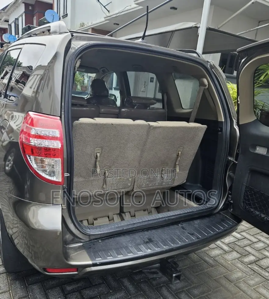 Toyota RAV4 2010 Gold