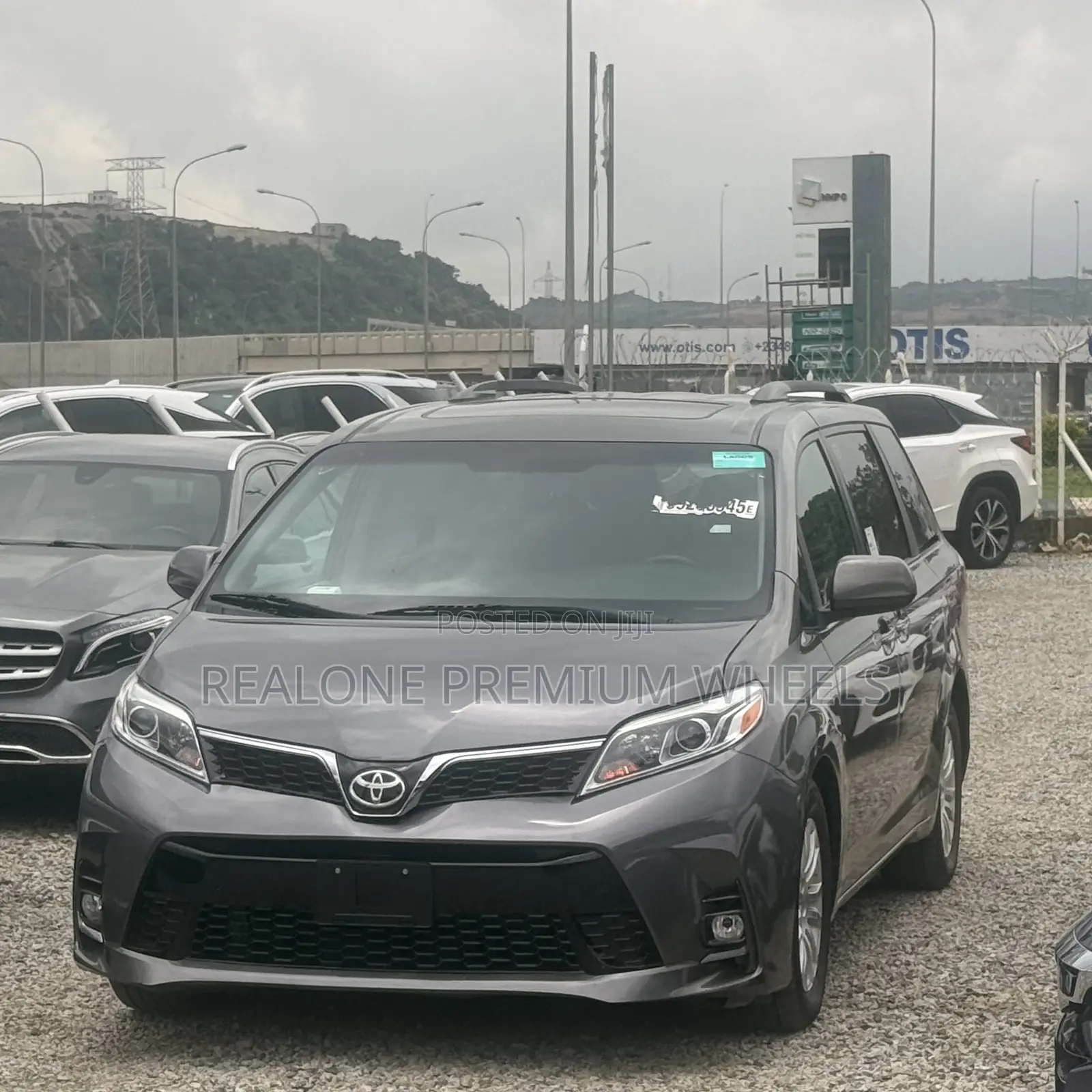 Toyota Sienna XLE 8 Passenger (3.5L 6cyl 6A) 2016 Gray