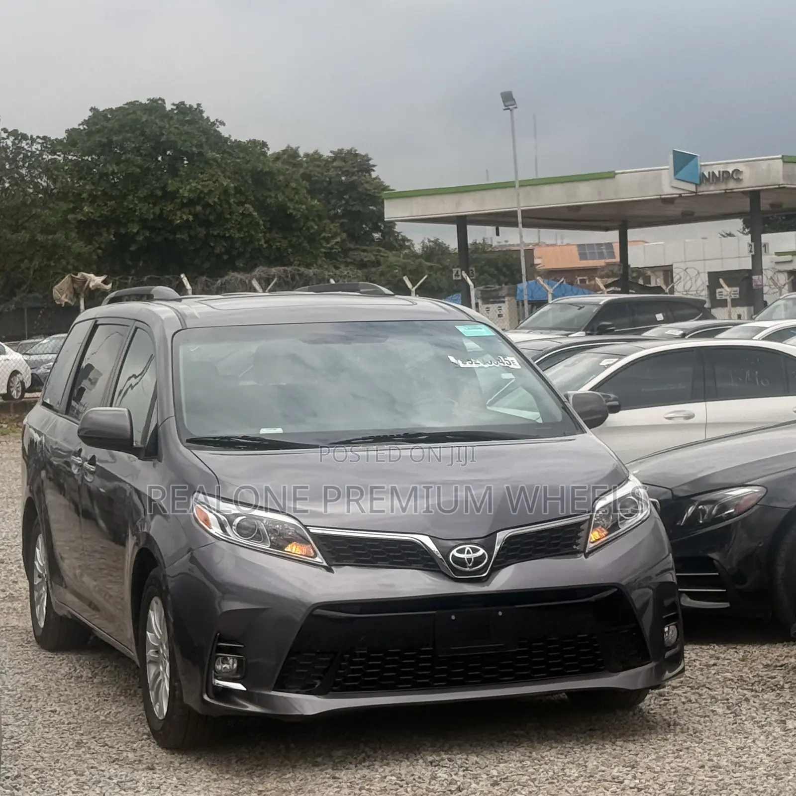 Toyota Sienna XLE 8 Passenger (3.5L 6cyl 6A) 2016 Gray