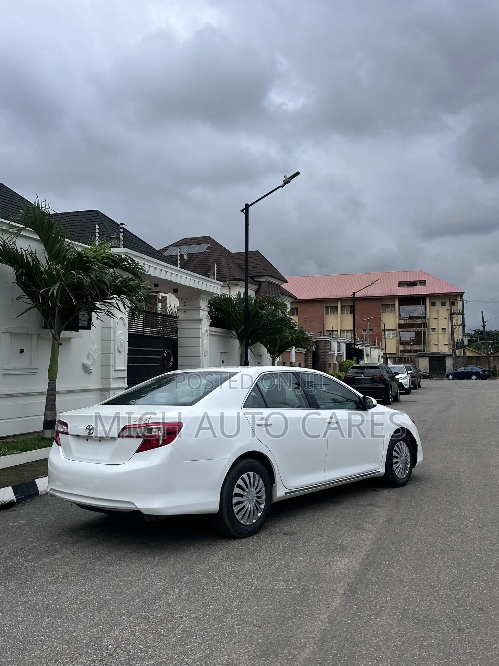 Toyota Camry LE 4dr Sedan (2.5L 4cyl 6A) 2014 White