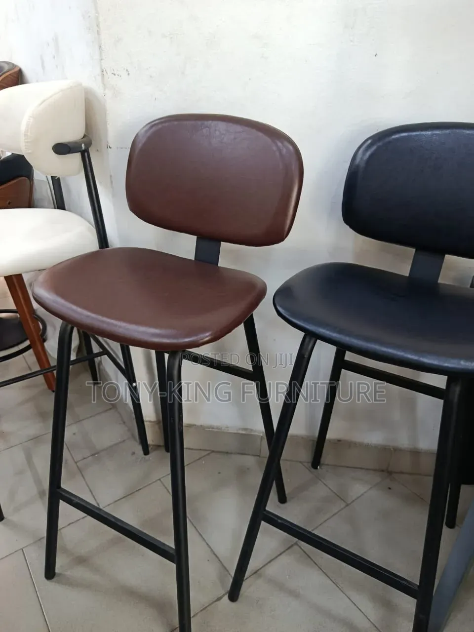 Black Pedestal Bar Table Set With Mixed Leather Bar Stools