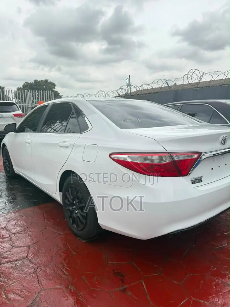 Toyota Camry LE 4dr Sedan (2.5L 4cyl 6A) 2015 White
