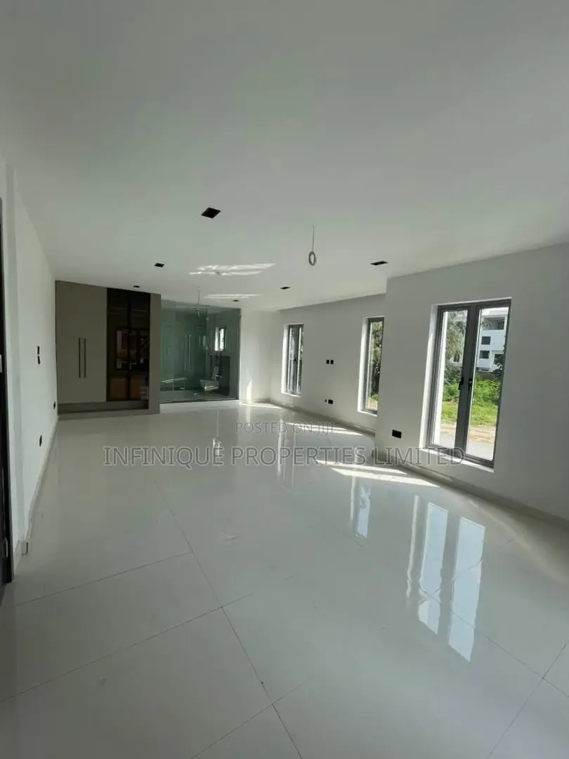 5bdrm Duplex in Banana Island for sale