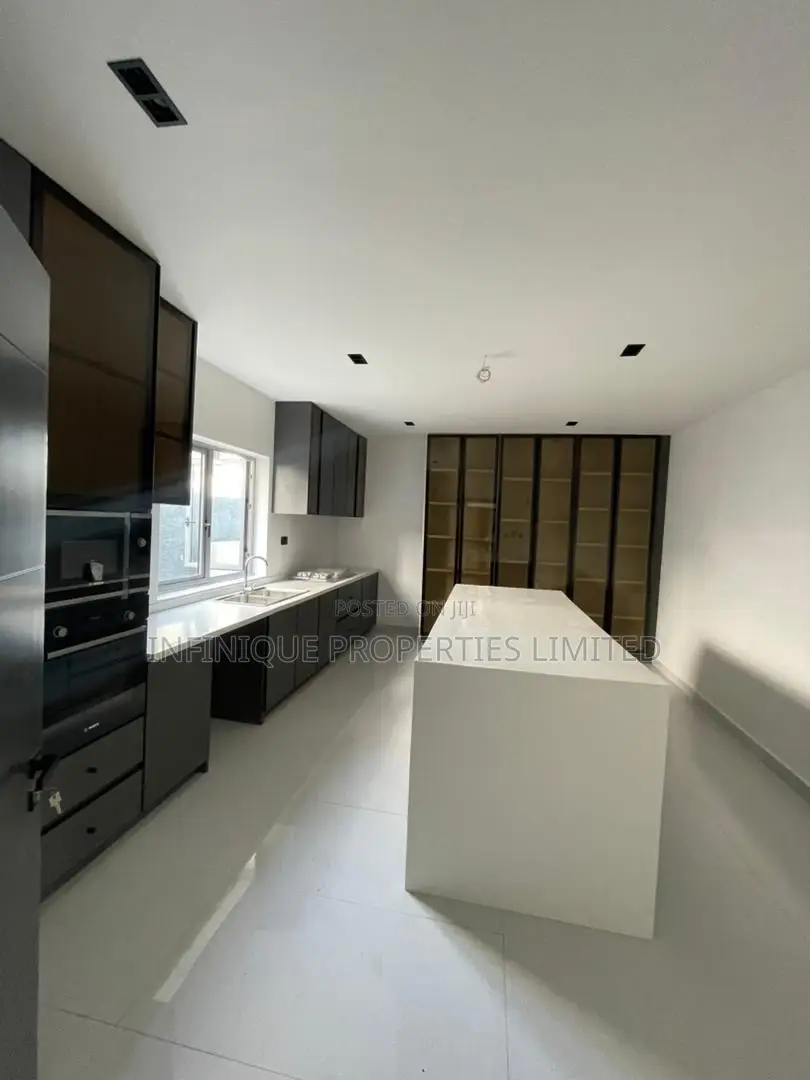 5bdrm Duplex in Banana Island for sale