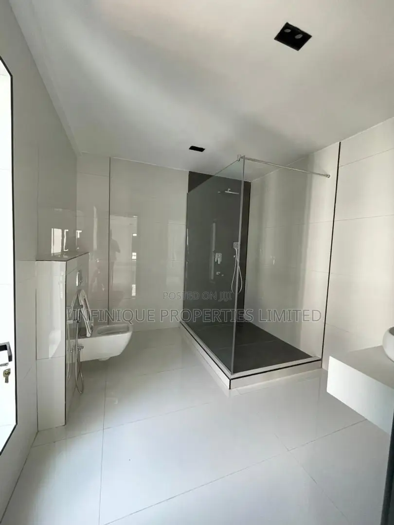 5bdrm Duplex in Banana Island for sale
