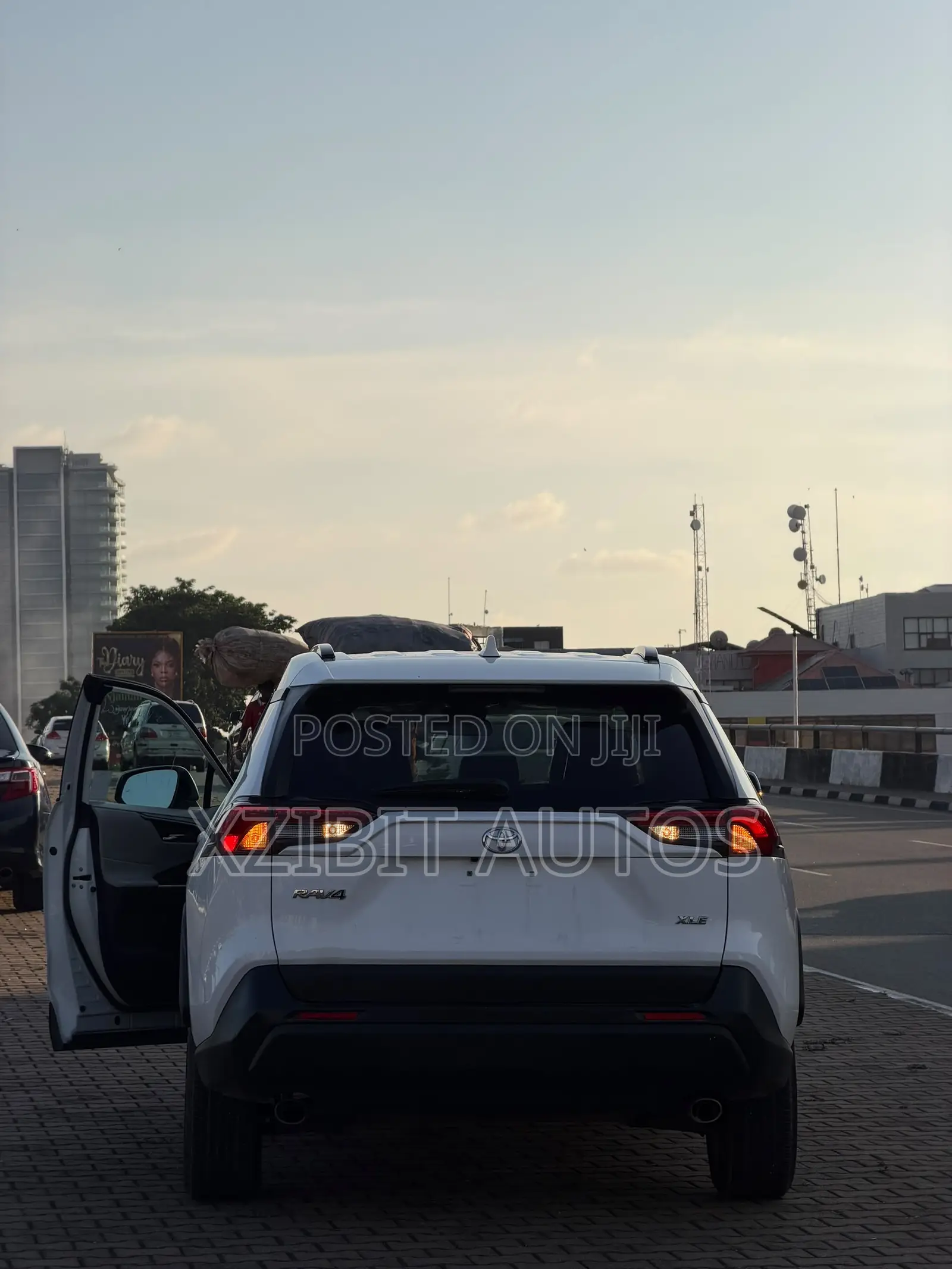 Toyota RAV4 XLE Premium AWD 2020 White