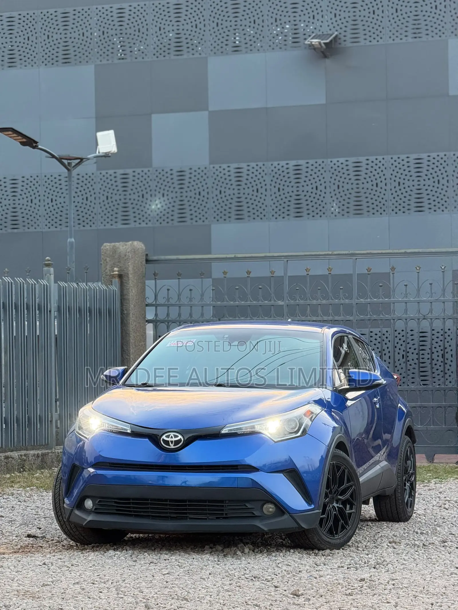 Toyota C-HR XLE Prermium FWD (2.0L 4cyl 2AM) 2018 Blue
