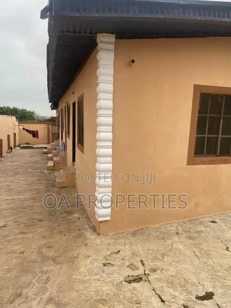 10bdrm Bungalow in Oluwo-Nla Basorun, for sale