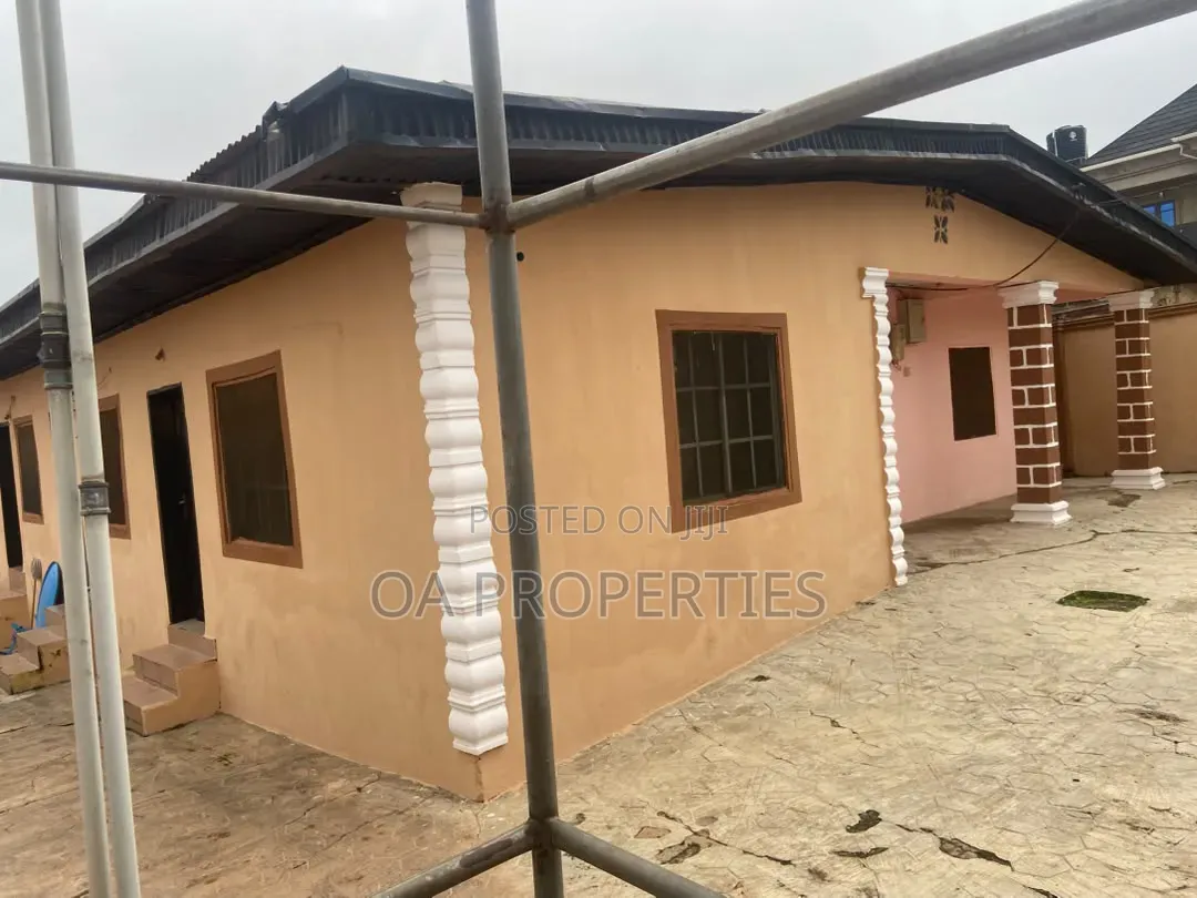 10bdrm Bungalow in Oluwo-Nla Basorun, for sale