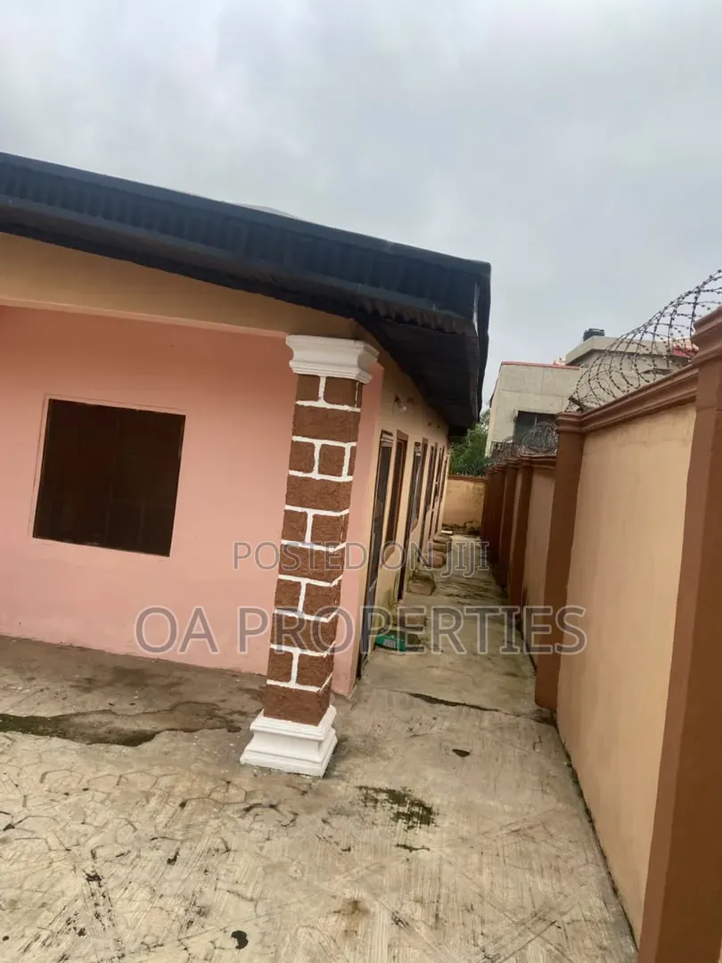 10bdrm Bungalow in Oluwo-Nla Basorun, for sale