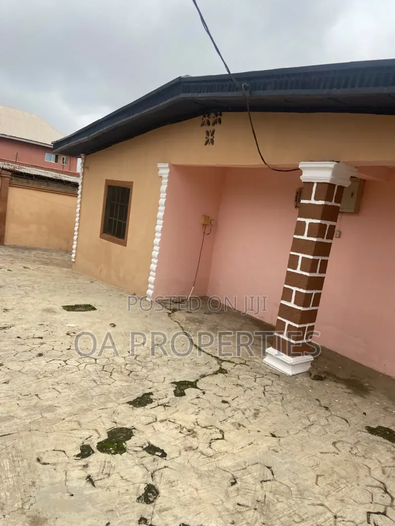 10bdrm Bungalow in Oluwo-Nla Basorun, for sale