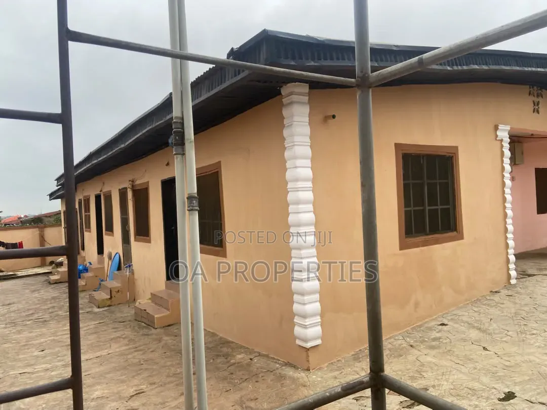 10bdrm Bungalow in Oluwo-Nla Basorun, for sale