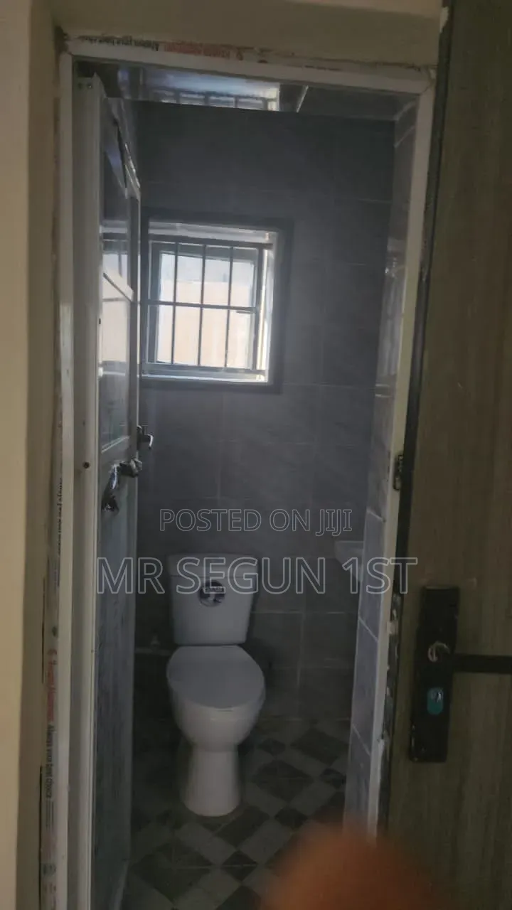 1bdrm Block of Flats in Hasan, Akala Express for rent