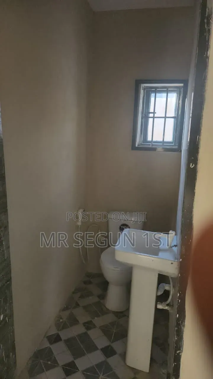 1bdrm Block of Flats in Hasan, Akala Express for rent