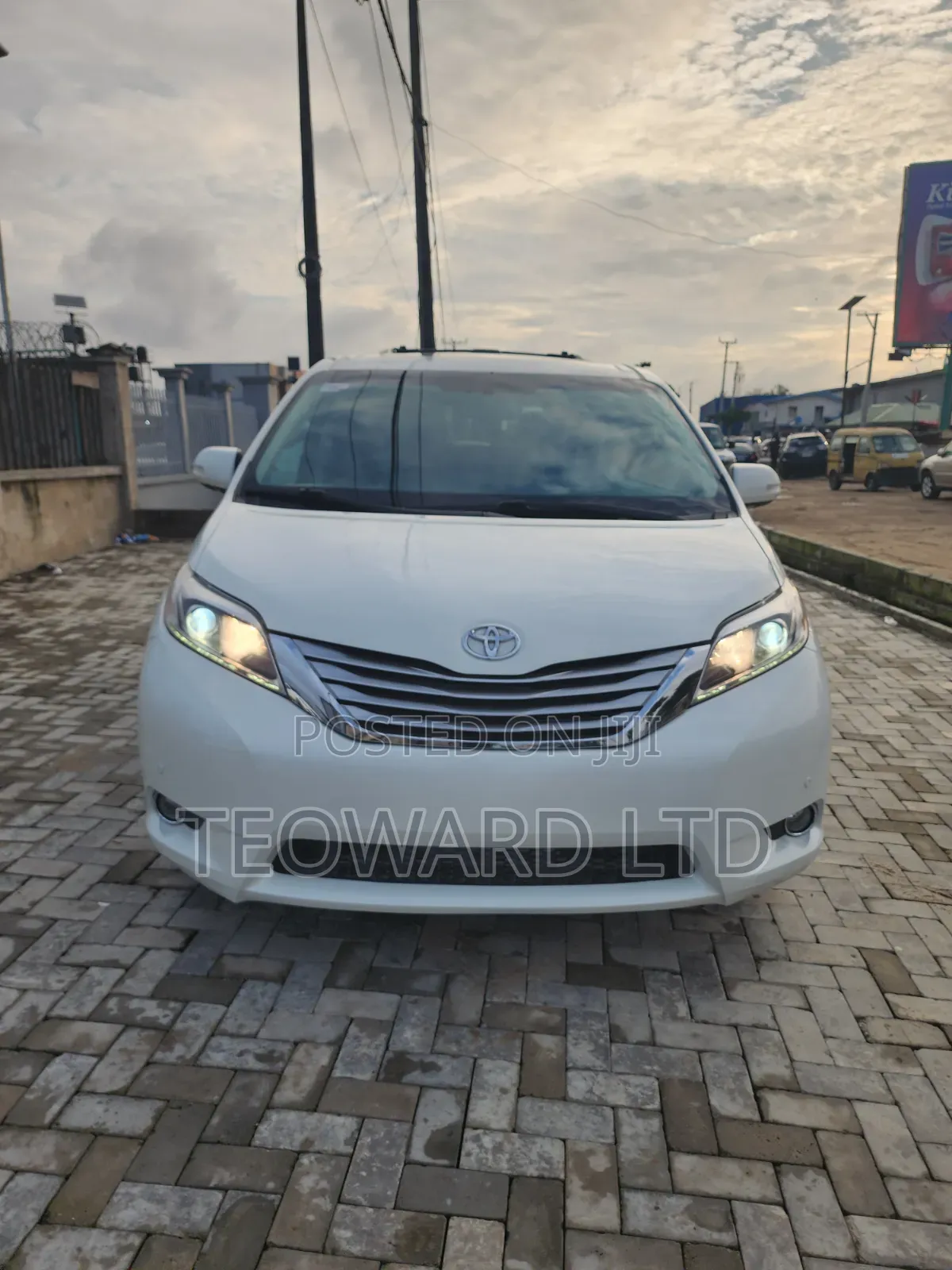 Toyota Sienna Limited Premium 7 Passenger (3.5L 6cyl 8A) 2017 White