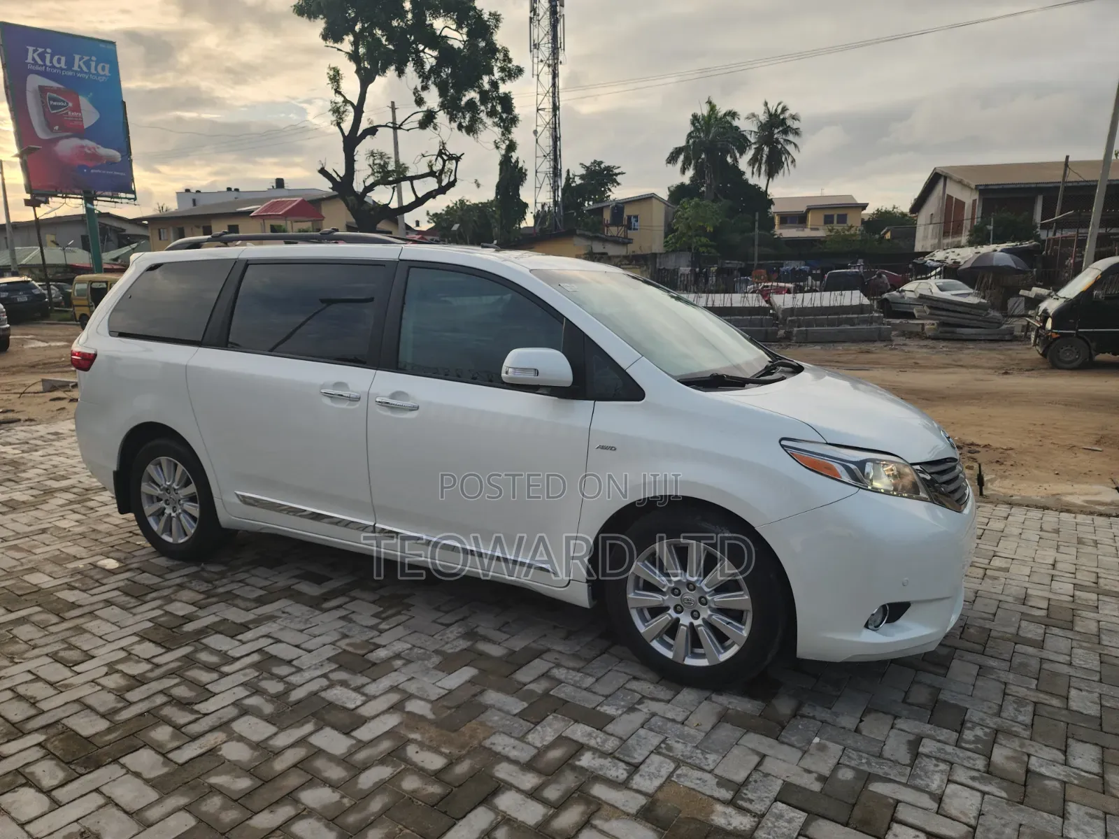Toyota Sienna Limited Premium 7 Passenger (3.5L 6cyl 8A) 2017 White
