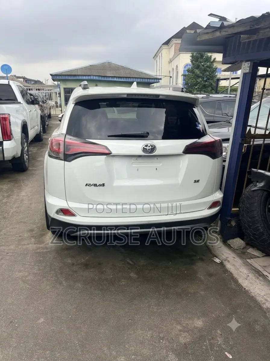 Toyota RAV4 SE 4dr SUV (2.5L 4cyl 6A) 2018 White