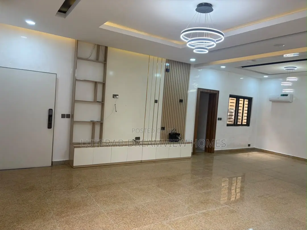 3bdrm Block of Flats in Wuye for rent