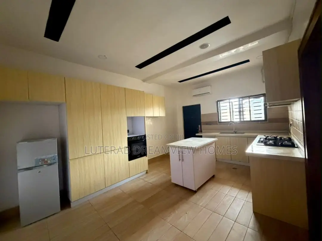 3bdrm Block of Flats in Wuye for rent