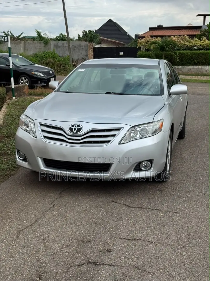 Toyota Camry LE 4dr Sedan (2.5L 4cyl 6A) 2011 Silver