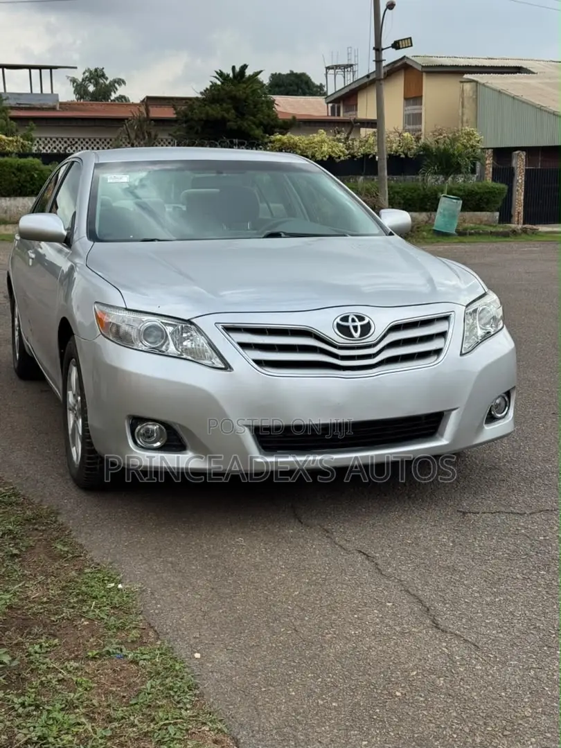 Toyota Camry LE 4dr Sedan (2.5L 4cyl 6A) 2011 Silver
