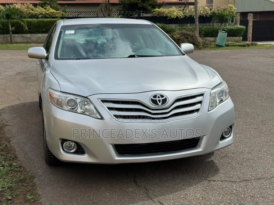 Toyota Camry LE 4dr Sedan (2.5L 4cyl 6A) 2011 Silver