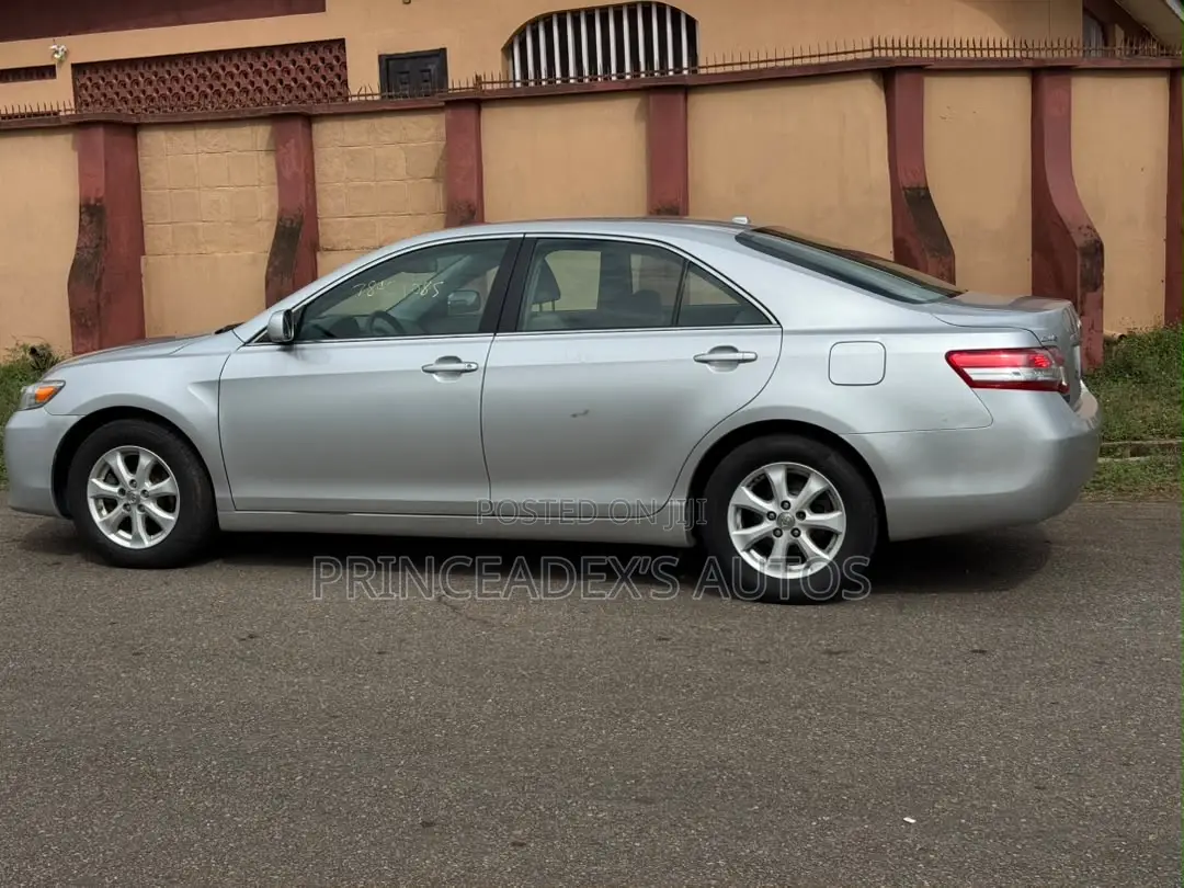 Toyota Camry LE 4dr Sedan (2.5L 4cyl 6A) 2011 Silver