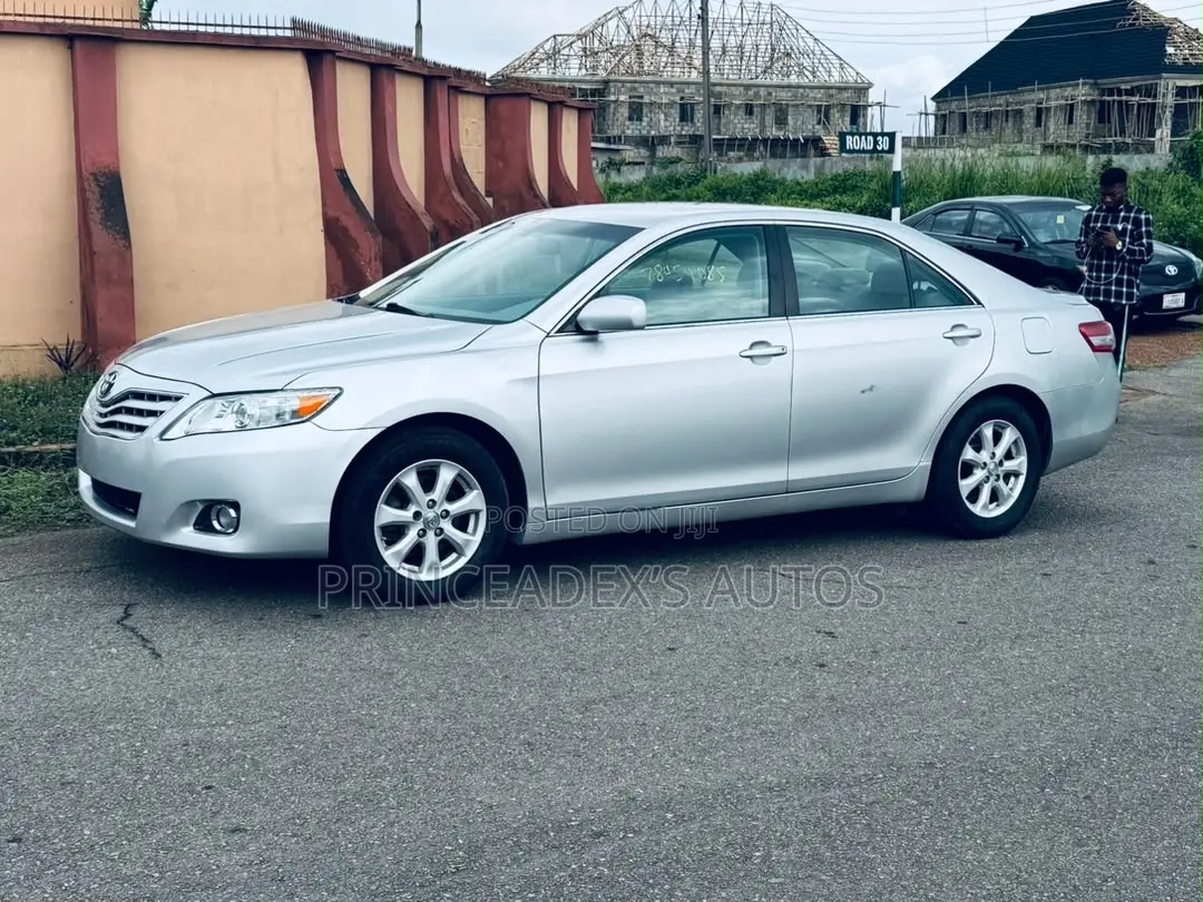 Toyota Camry LE 4dr Sedan (2.5L 4cyl 6A) 2011 Silver
