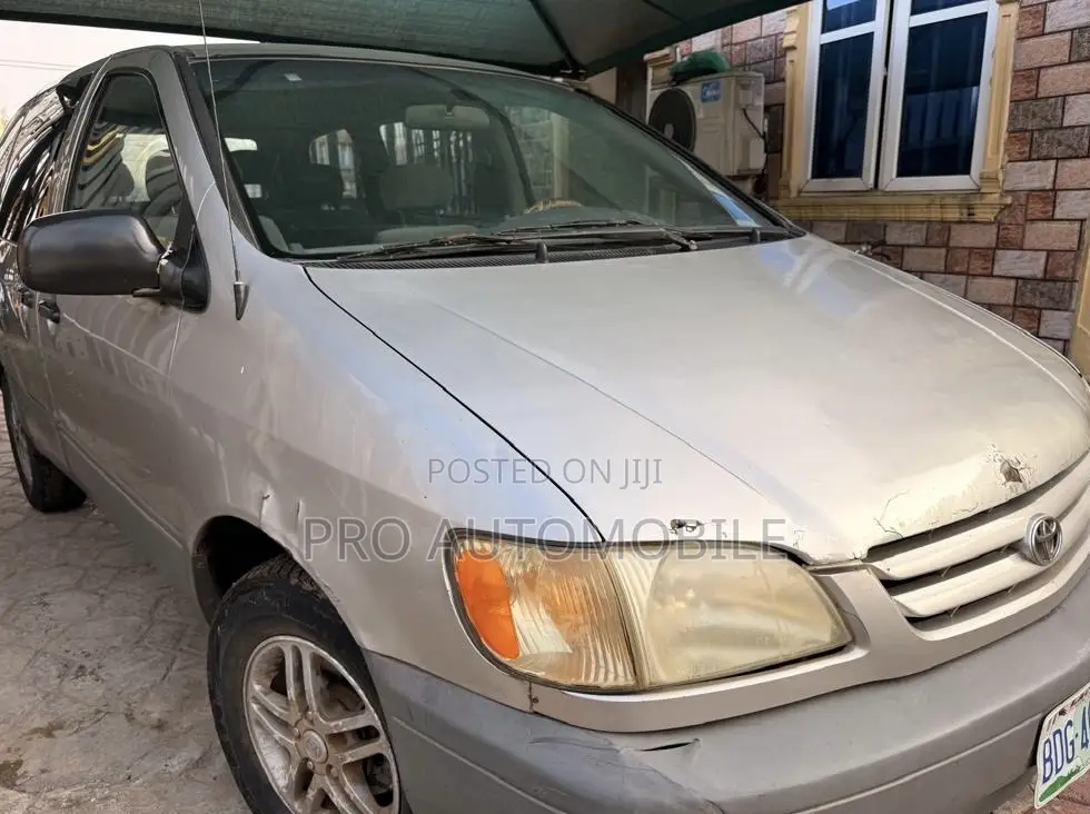 Toyota Sienna LE 2002 Silver