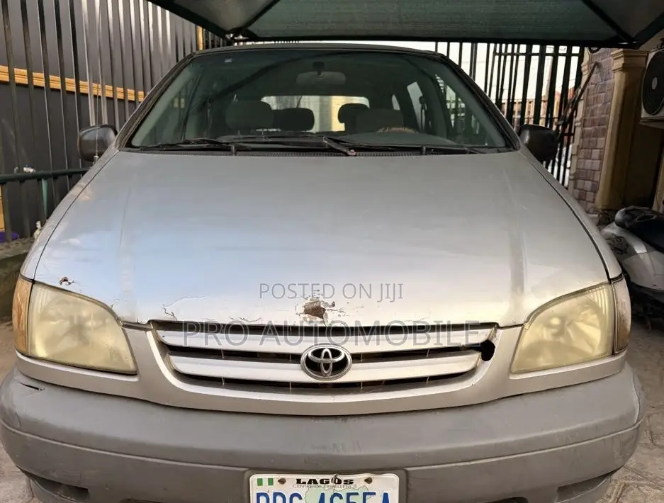 Toyota Sienna LE 2002 Silver