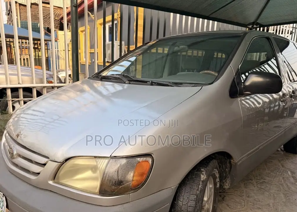 Toyota Sienna LE 2002 Silver