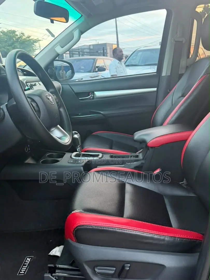Toyota Hilux 2024 Black