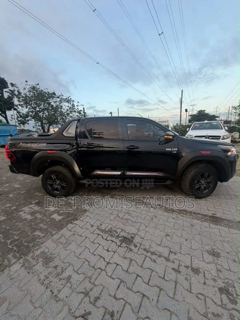 Toyota Hilux 2024 Black