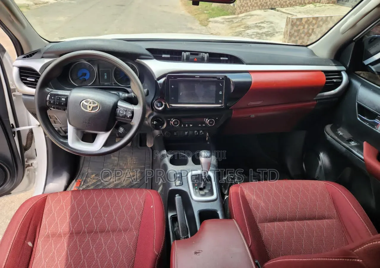 Toyota Hilux 2020 White