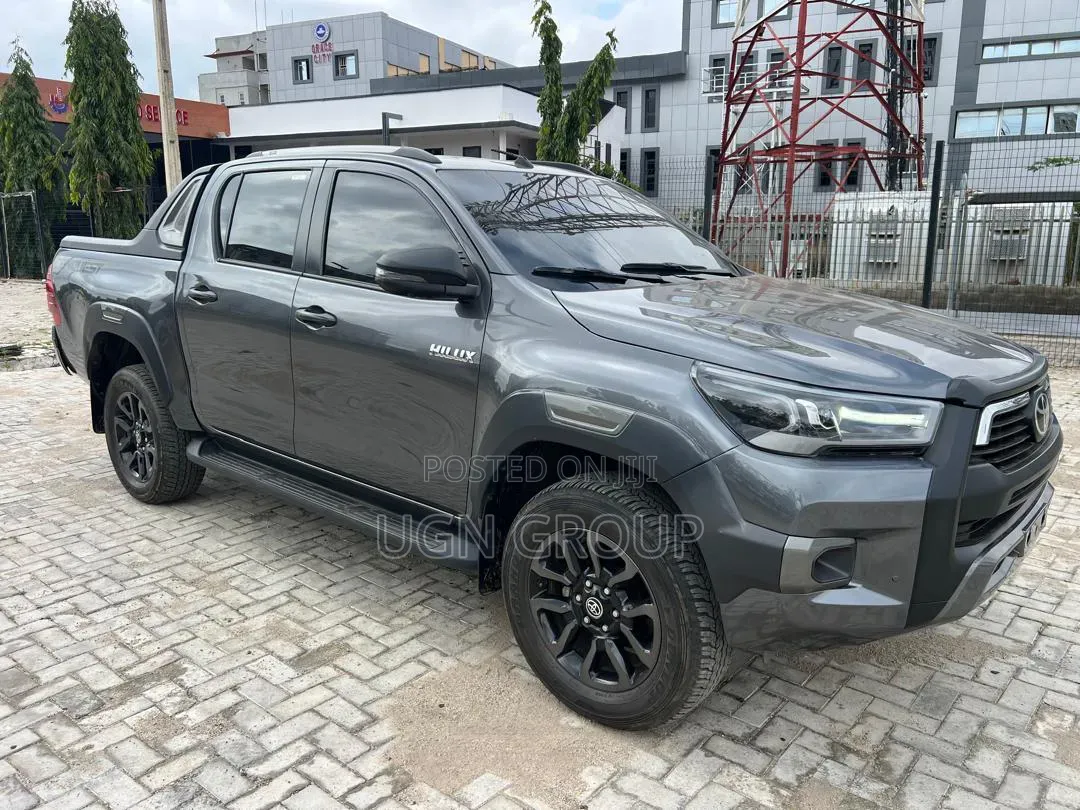 Toyota Hilux 2024 Gray