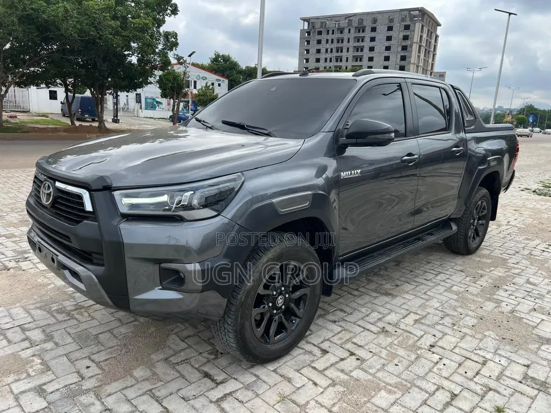 Toyota Hilux 2024 Gray