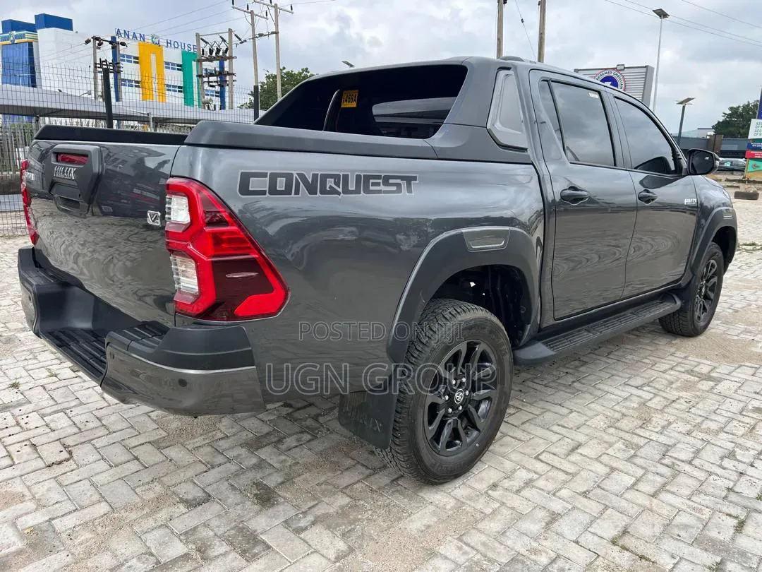Toyota Hilux 2024 Gray