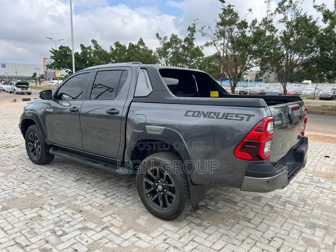 Toyota Hilux 2024 Gray