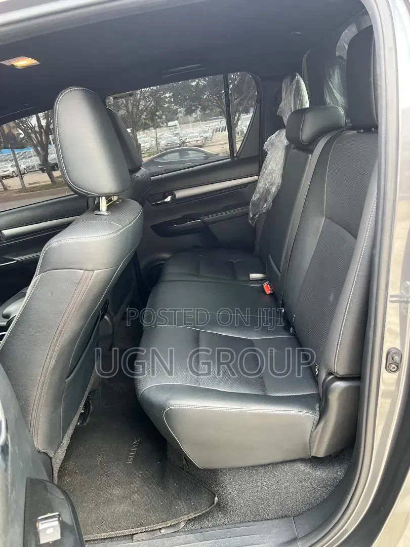 Toyota Hilux 2024 Gray