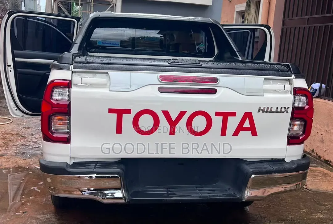 Toyota Hilux 2024 White