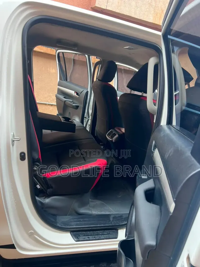 Toyota Hilux 2024 White