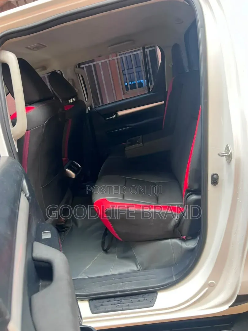 Toyota Hilux 2024 White