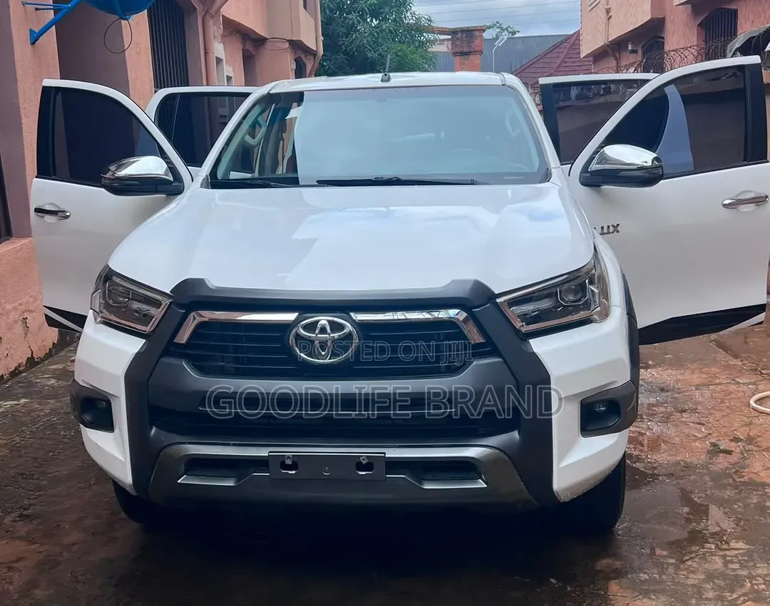 Toyota Hilux 2024 Off white
