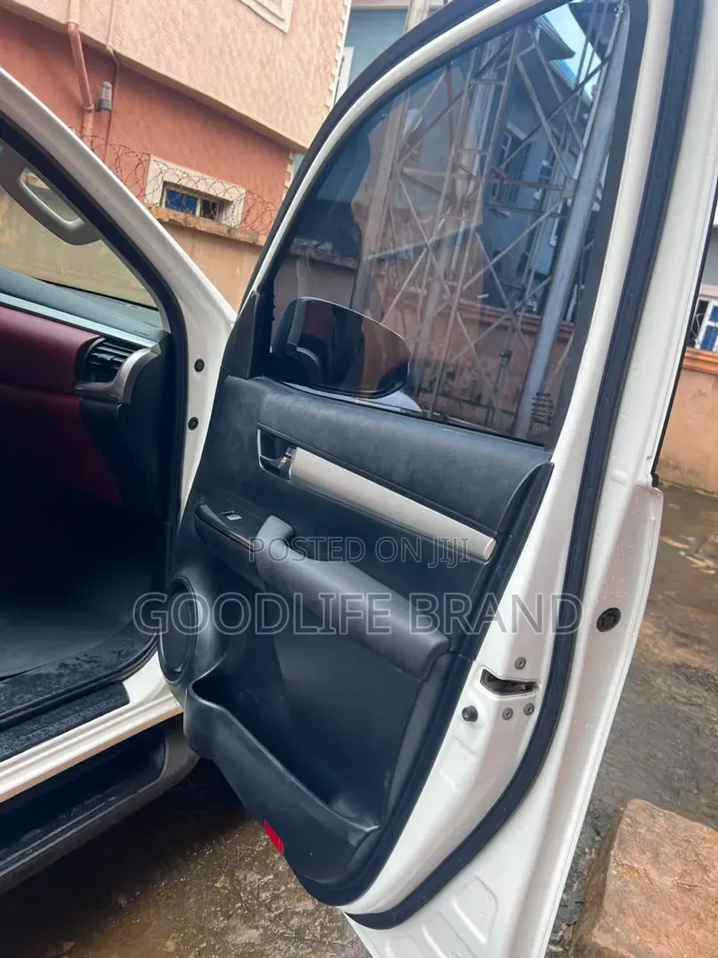 Toyota Hilux 2024 Off white
