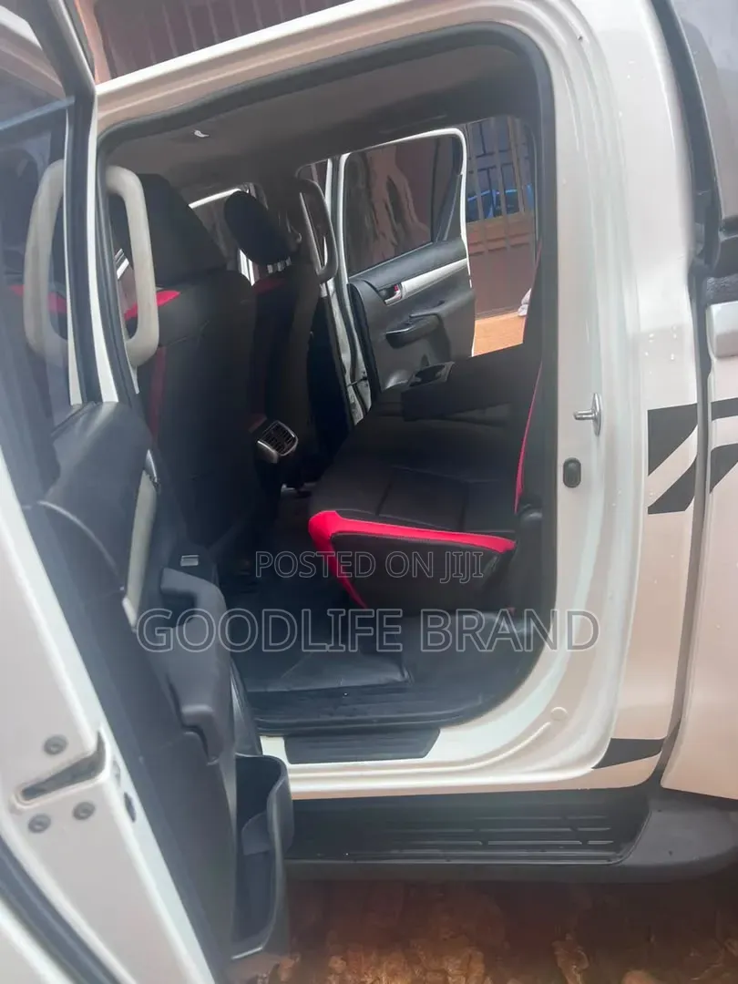 Toyota Hilux 2024 Off white