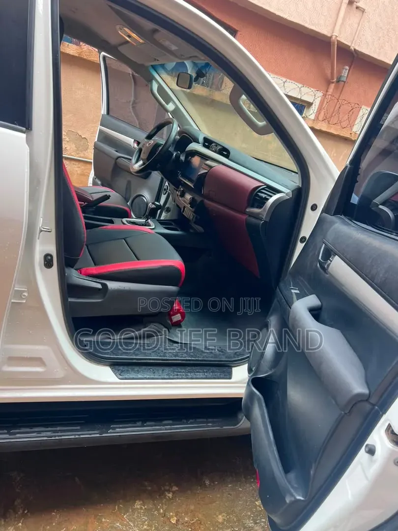 Toyota Hilux 2024 Off white