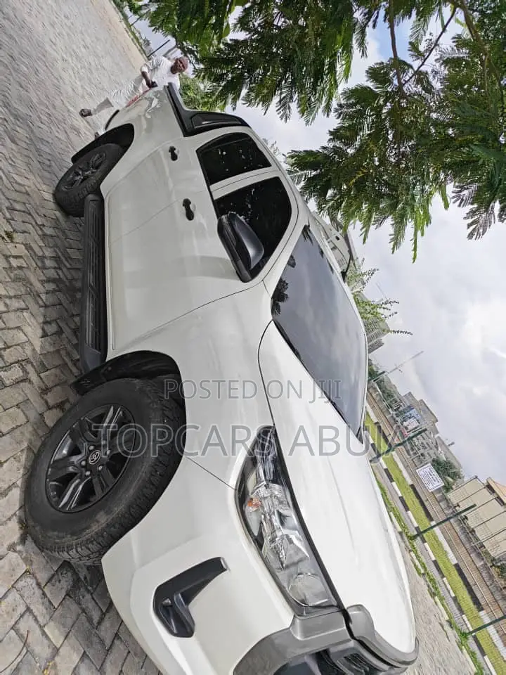 New Toyota Hilux 2025 White