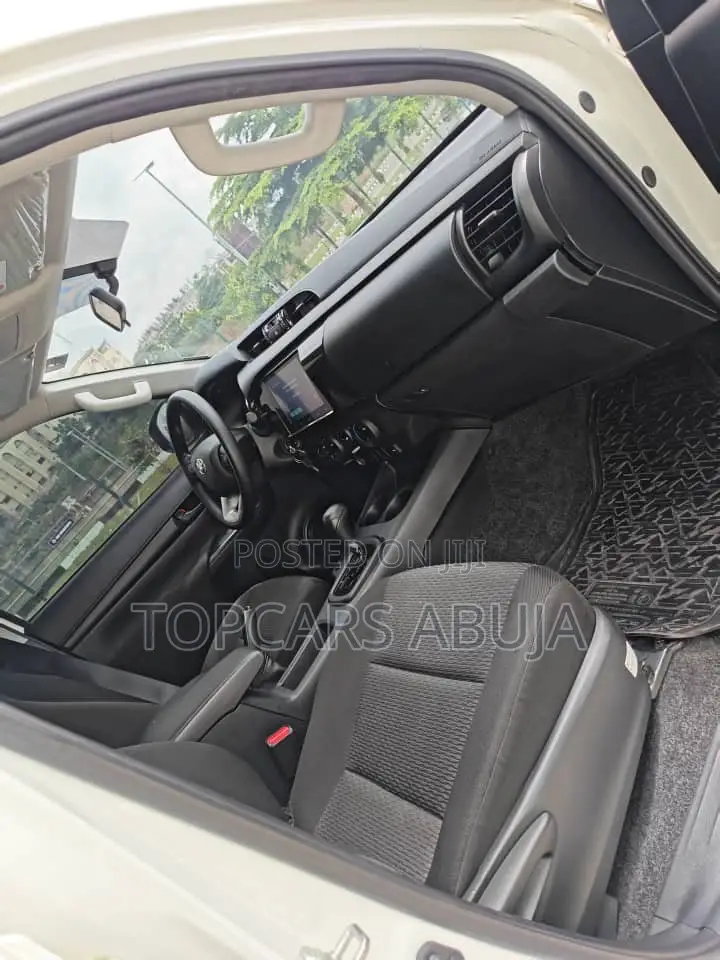 New Toyota Hilux 2025 White